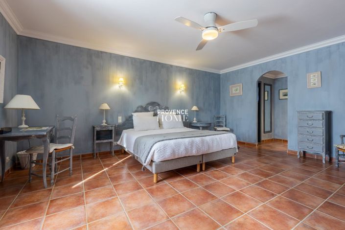 Image No.15-7 Bed Property for sale