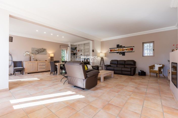 Image No.5-7 Bed Property for sale