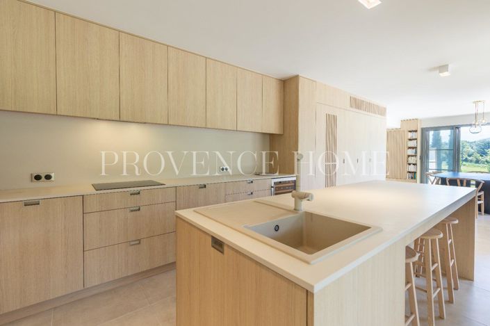 Image No.8-5 Bed House for sale