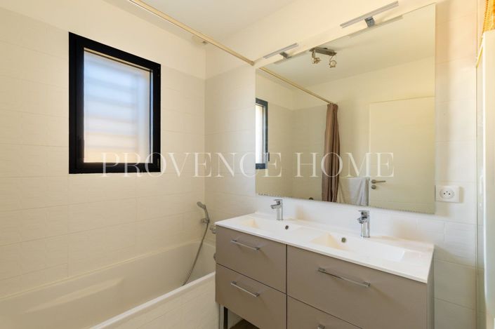 Image No.18-3 Bed House for sale