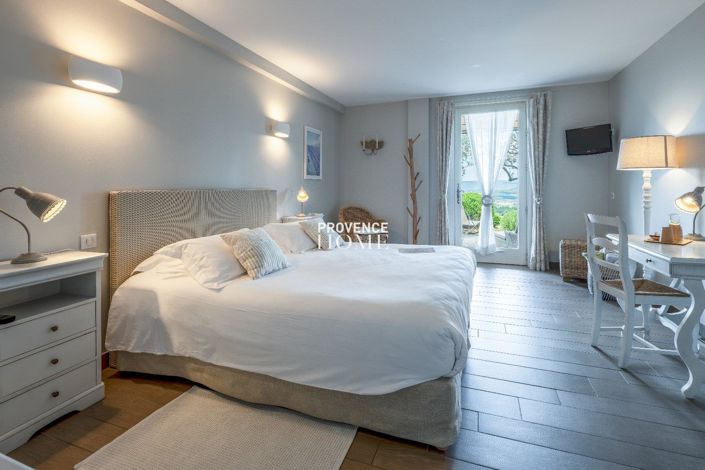 Image No.8-8 Bed House for sale