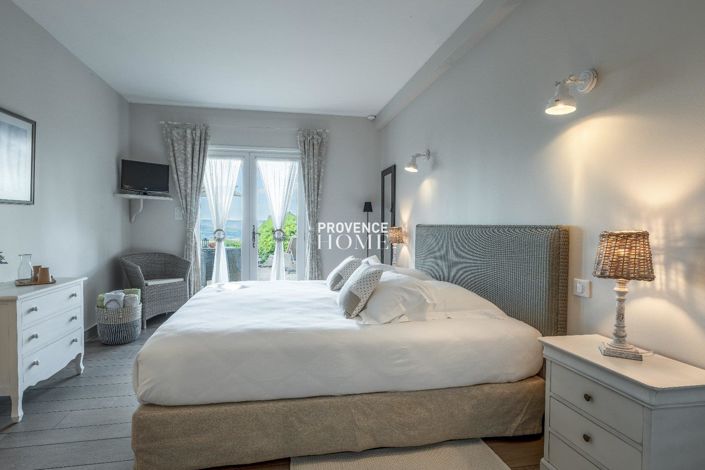 Image No.9-8 Bed House for sale