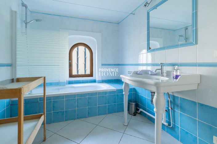 Image No.17-6 Bed House for sale