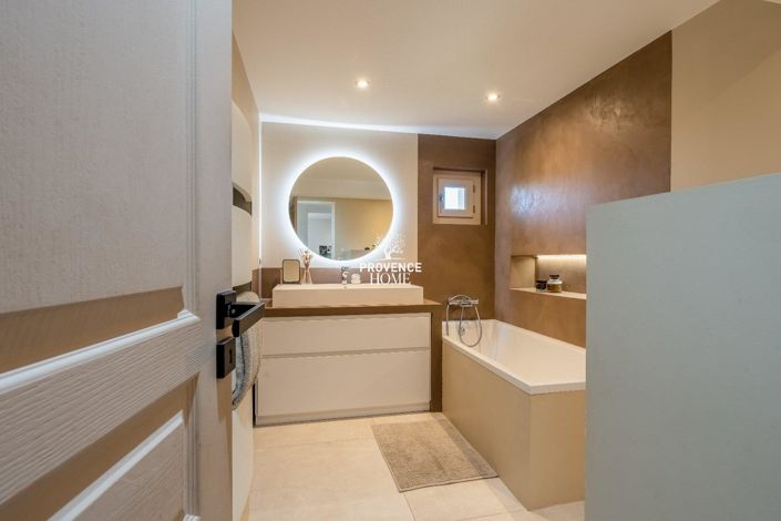 Image No.17-5 Bed Property for sale