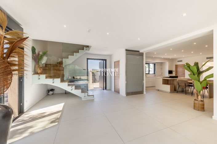 Image No.3-3 Bed House for sale