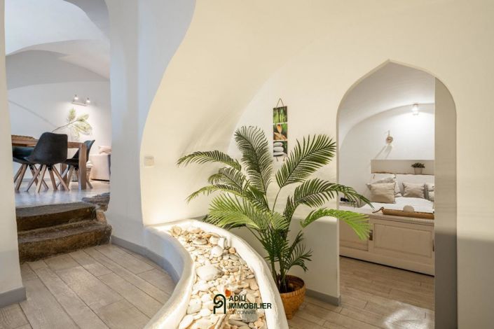 Image No.8-6 Bed House for sale