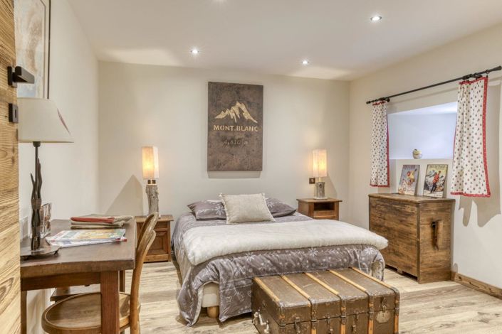 Image No.12-5 Bed Property for sale