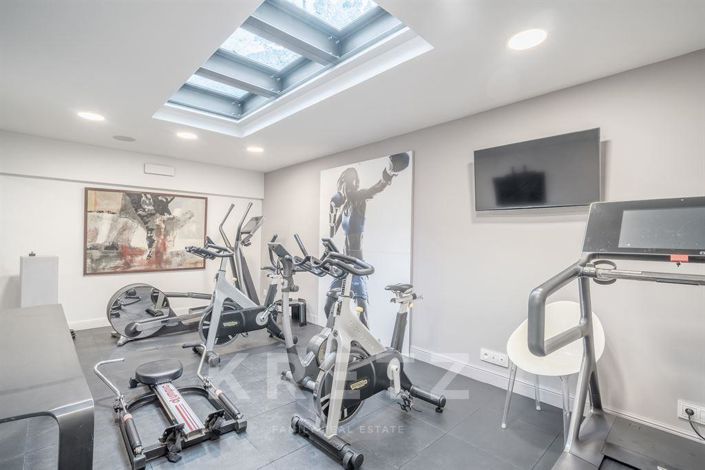 Image No.12-6 Bed Property for sale