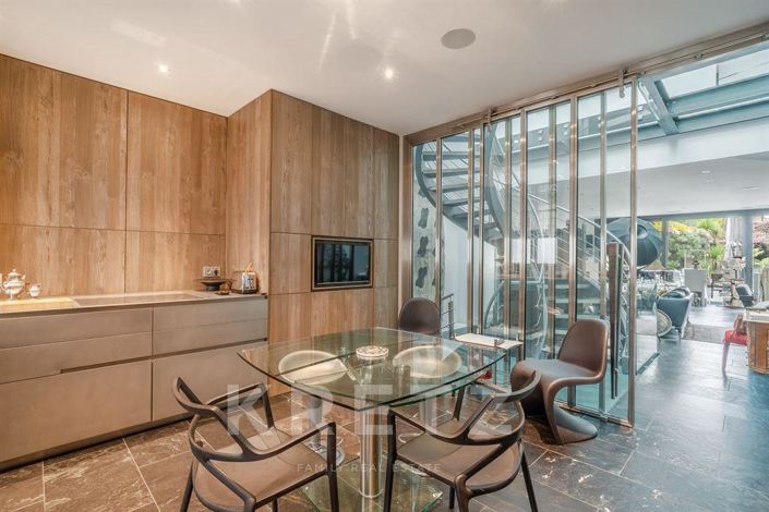 Image No.5-6 Bed Property for sale