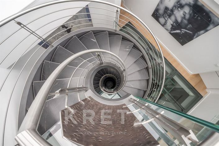 Image No.9-6 Bed Property for sale