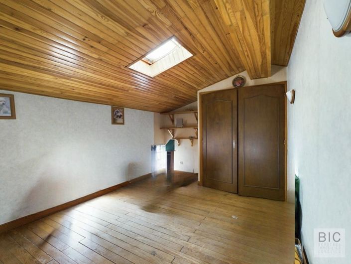 Image No.9-5 Bed House for sale