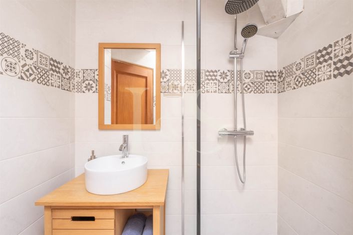 Image No.16-6 Bed House for sale