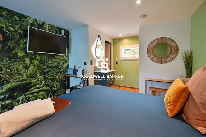 Image No.8-8 Bed House for sale