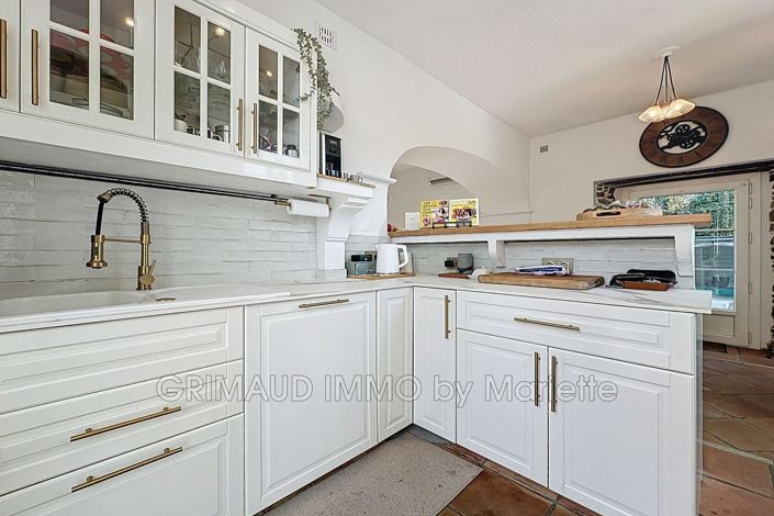 Image No.8-5 Bed House for sale