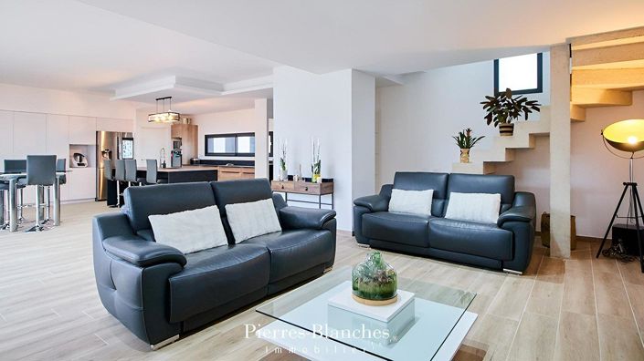 Image No.2-4 Bed House for sale