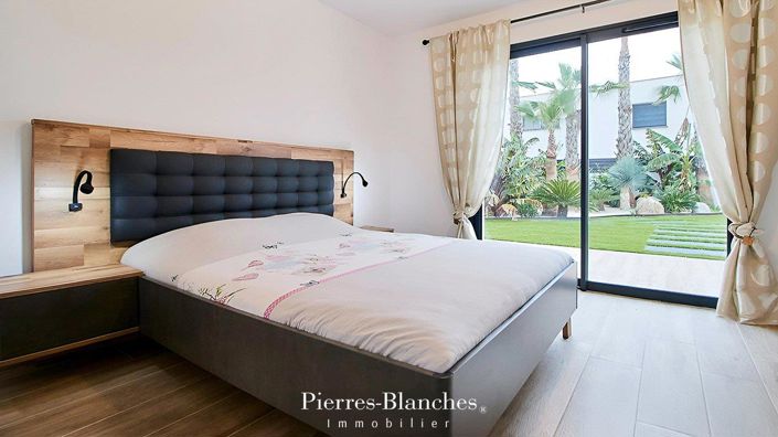 Image No.7-4 Bed House for sale