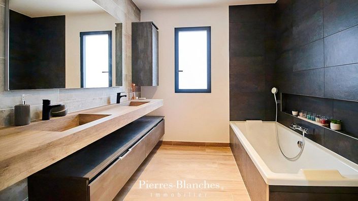 Image No.8-4 Bed House for sale