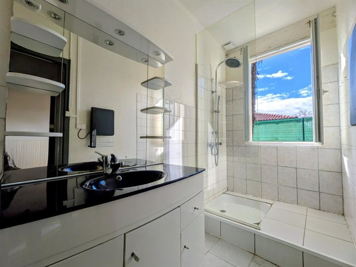 Image No.8-3 Bed House for sale