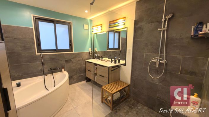 Image No.8-4 Bed House for sale