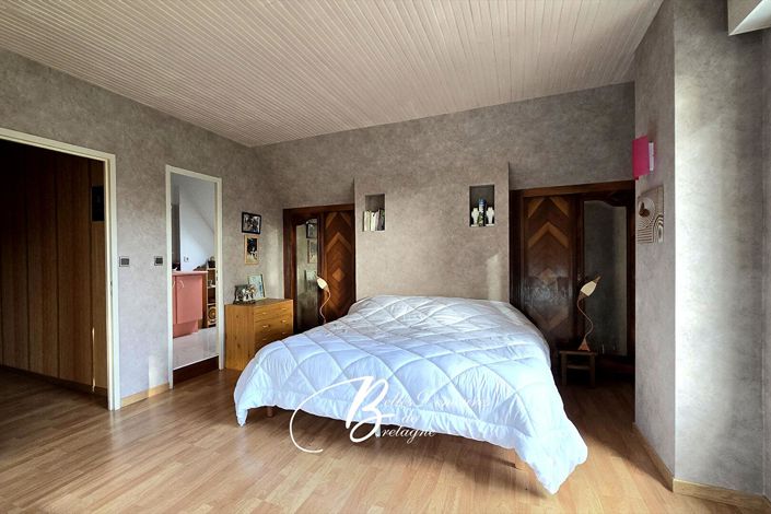 Image No.18-6 Bed House for sale