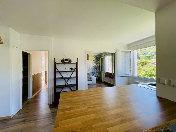 Image No.10-3 Bed House for sale