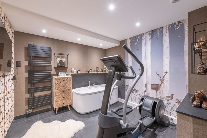 Image No.9-5 Bed Property for sale