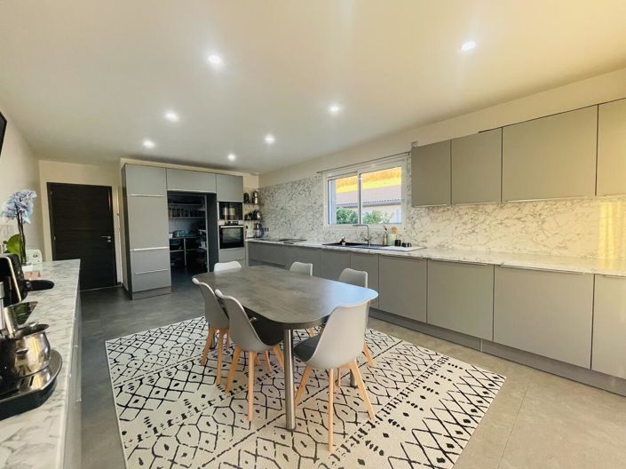 Image No.8-4 Bed House for sale