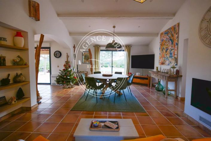 Image No.2-4 Bed House for sale