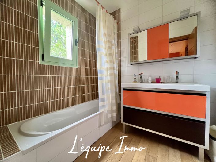 Image No.18-6 Bed House for sale