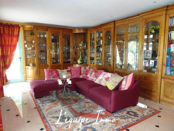 Image No.8-6 Bed House for sale