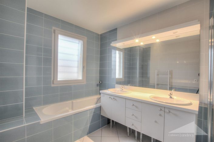 Image No.8-4 Bed House for sale