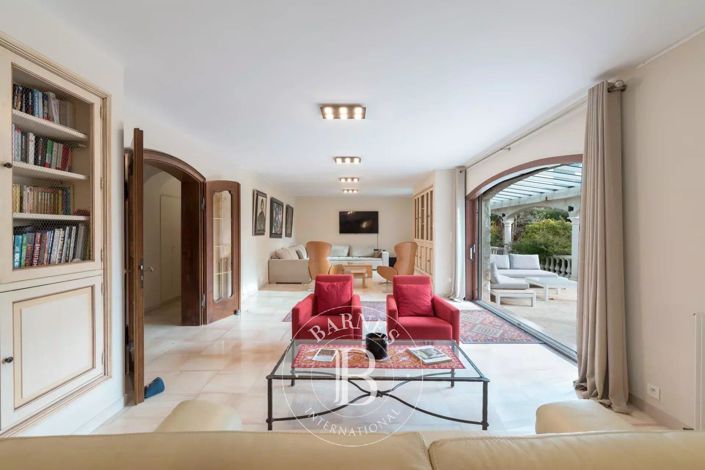 Image No.6-5 Bed House for sale