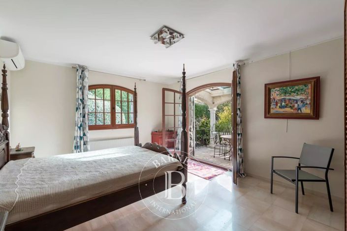 Image No.8-5 Bed House for sale