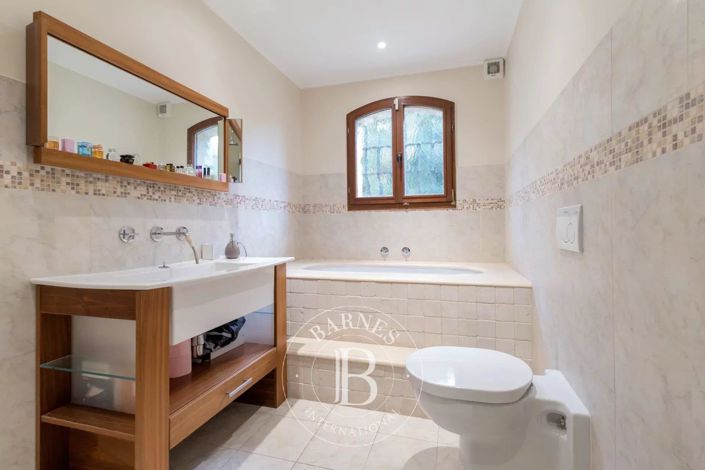 Image No.9-5 Bed House for sale