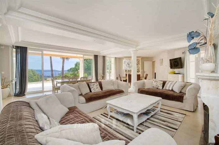 Image No.8-8 Bed House for sale