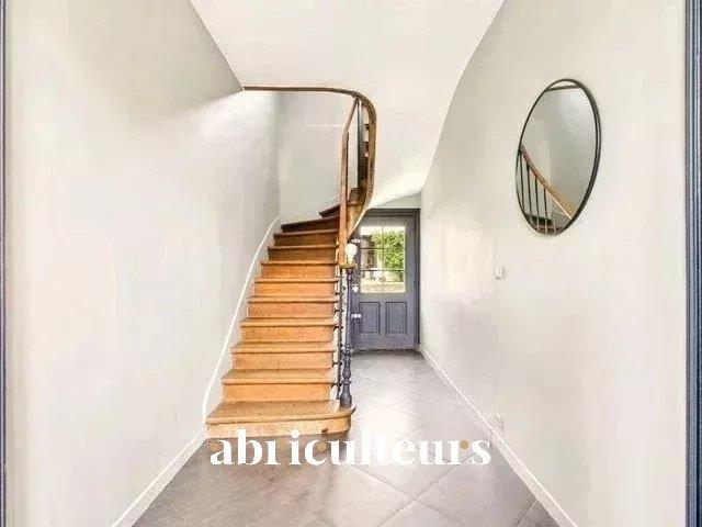 Image No.8-5 Bed House for sale