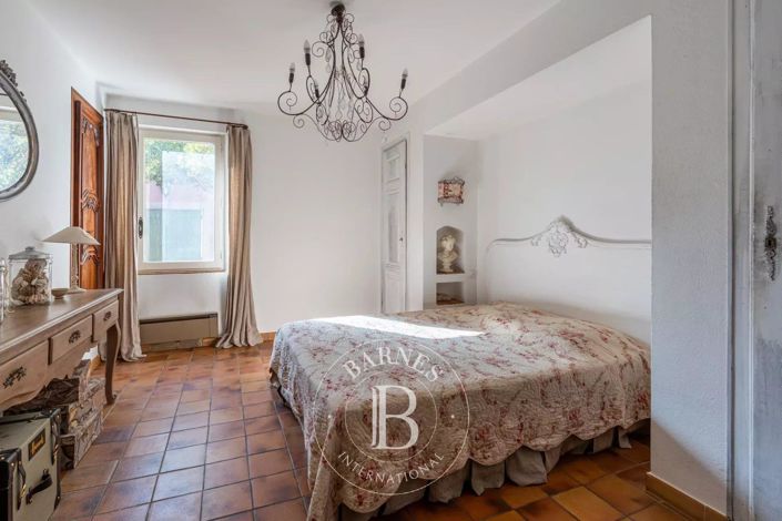 Image No.9-6 Bed House for sale