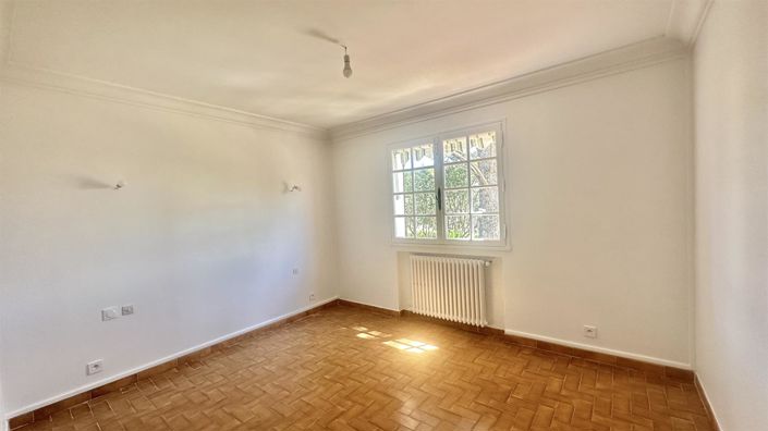 Image No.10-5 Bed House for sale