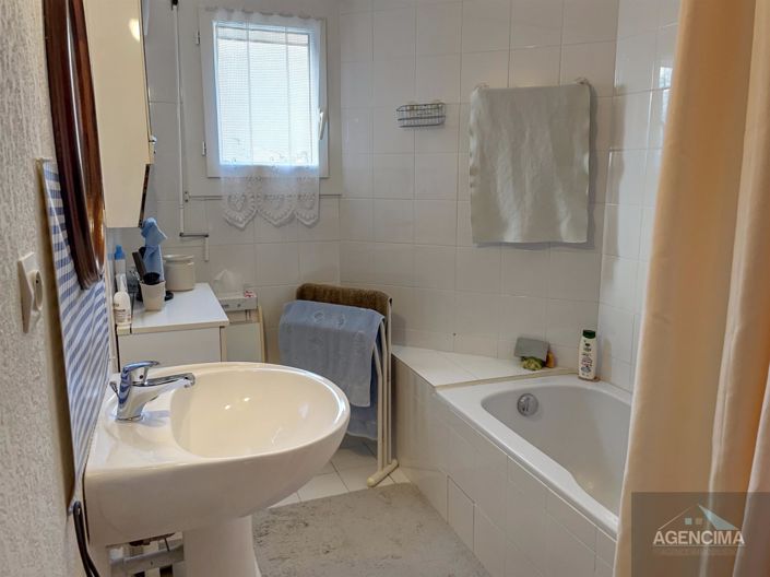 Image No.8-2 Bed House for sale