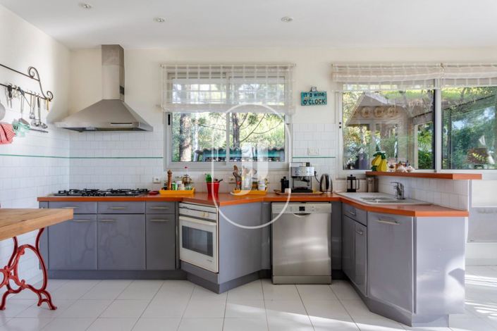 Image No.6-4 Bed House for sale