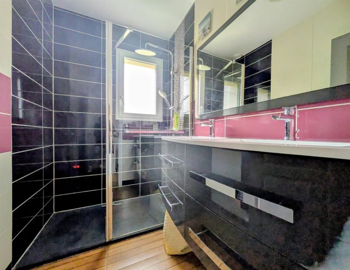 Image No.8-2 Bed House for sale