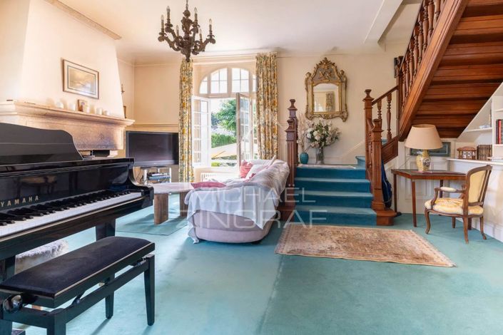 Image No.8-8 Bed House for sale