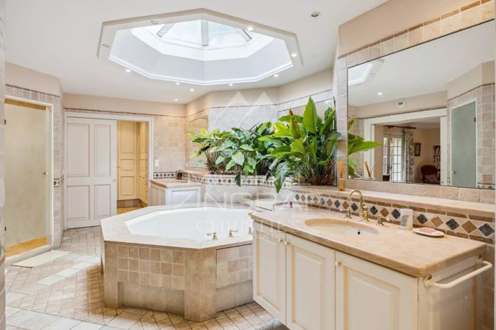 Image No.9-7 Bed House for sale