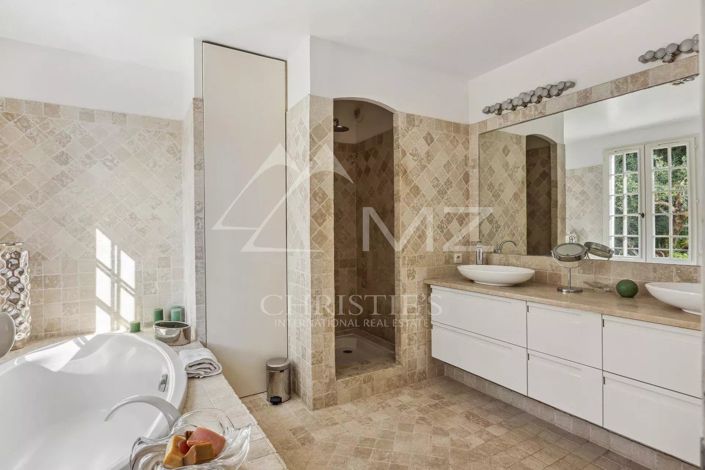 Image No.9-5 Bed House for sale