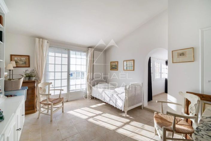 Image No.8-5 Bed House for sale