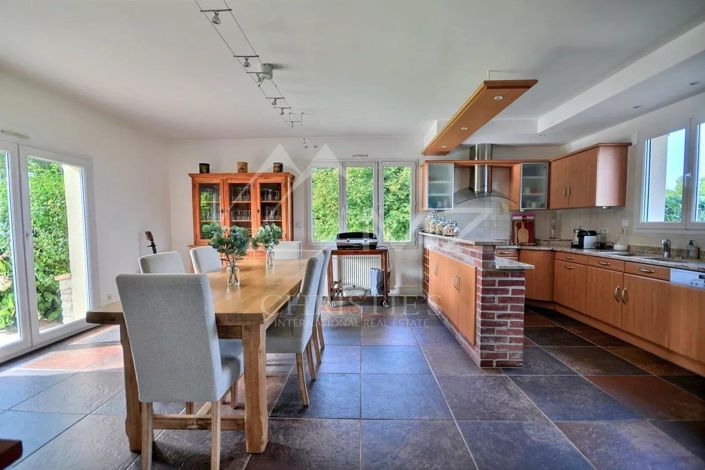 Image No.8-5 Bed House for sale