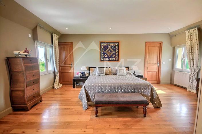 Image No.9-5 Bed House for sale