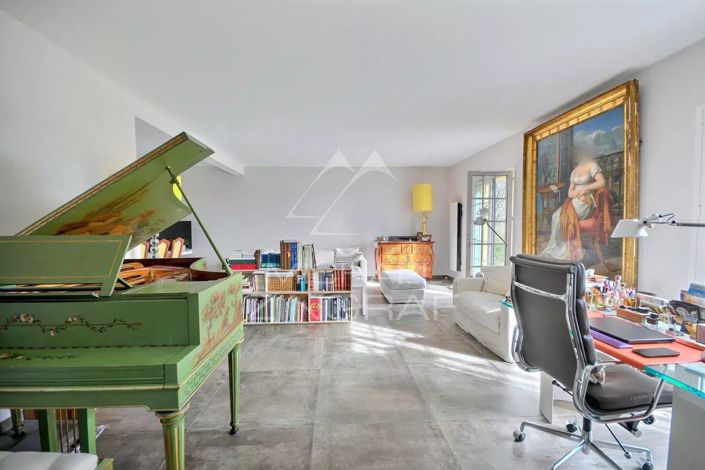 Image No.6-5 Bed House for sale