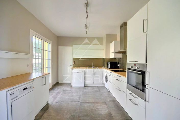 Image No.7-5 Bed House for sale