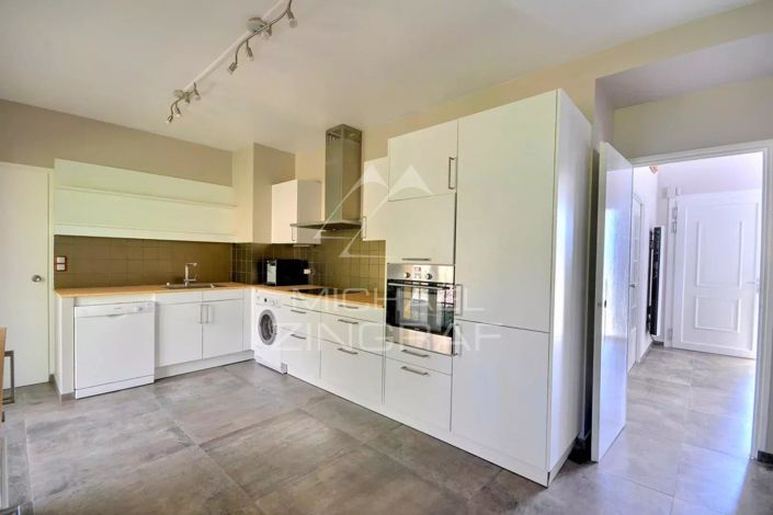 Image No.8-5 Bed House for sale